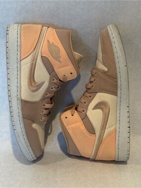 Nike Air Jordan 1 Mid SE Muslin/Gold (DV0427-102) Womens size 9.5